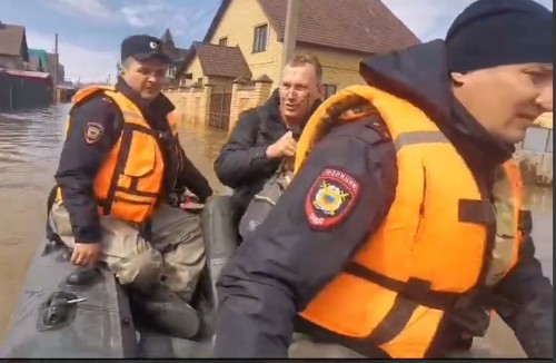 В Оренбурге полицейские помогли забрать документы из затопленных домов и спасли кошку