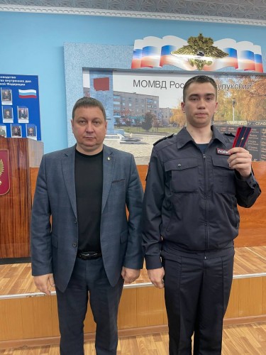 В Бузулукском отделе полиции вручили первое специальное звание сотруднику полиции и благодарности волонтерам «ОренСпас».