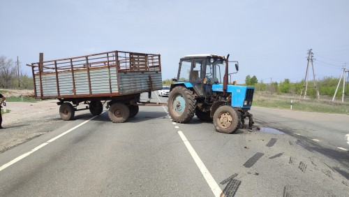 Сотрудники Госавтоинспекции Соль-Илецкого городского округа выясняют обстоятельства ДТП с участием водителей трактора и КамАЗа 