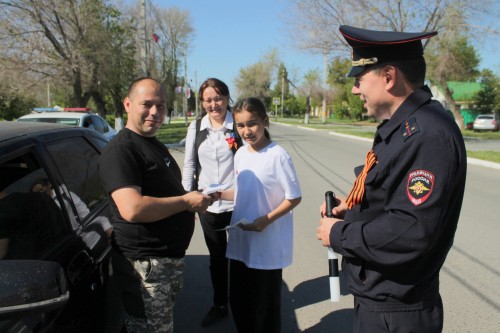 Сотрудники Госавтоинспекции и активисты «Движения первых» Соль-Илецка провели акцию «Письмо водителю» 