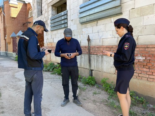 В Бугуруслане сотрудниками отдела по вопросам миграции проверяются иностранные граждане