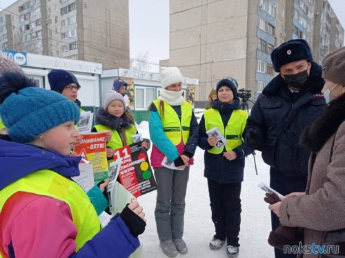 В Новотроицке сотрудники ГИБДД и юные инспектора дорожного движения призвали водителей и пешеходов быть внимательными на проезжей части