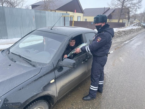 Сотрудники отделения ГИБДД ОМВД России по Первомайскому району совместно с общественниками поздравили автоледи с наступающим Международным женским днем