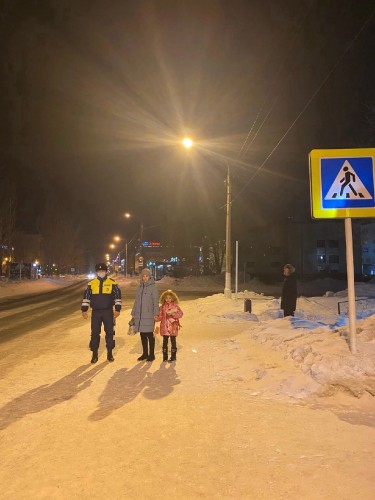 В Ясненском городском округе в рамках оперативно-профилактического мероприятия «Пешеход на дороге» сотрудники ОГИБДД МО МВД России «Ясненский» провели акцию «Засветись»!