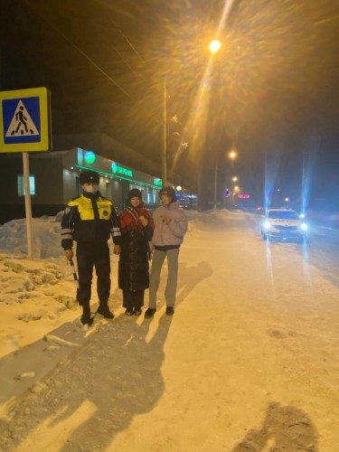 В Ясненском городском округе в рамках оперативно-профилактического мероприятия «Пешеход на дороге» сотрудники ОГИБДД МО МВД России «Ясненский» провели акцию «Засветись»!