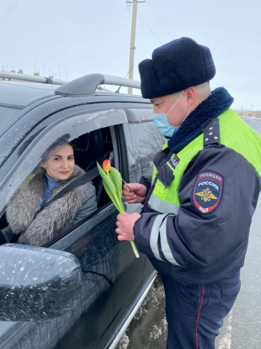 Сотрудники отделения ГИБДД Отд МВД России по Домбаровскому району поздравили автоледи с наступающим Международным женским днем