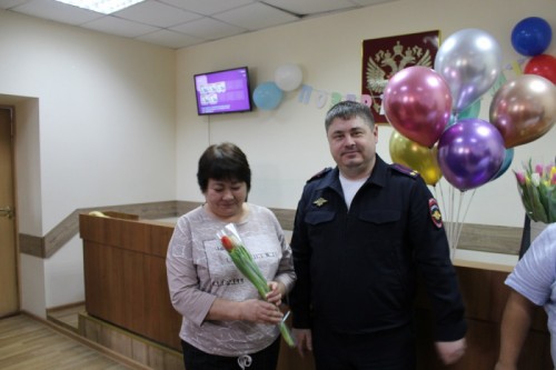 Руководитель Домбаровского отделения полиции поздравил коллег-женщин с 8 Марта