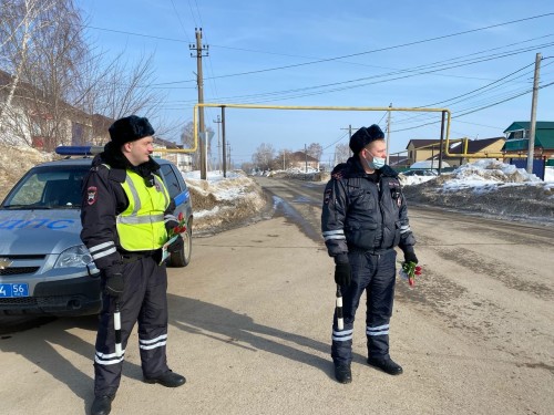 В Абдулино сотрудники полиции и общественники присоединились к Всероссийской акции «8 Марта — в каждый дом» 