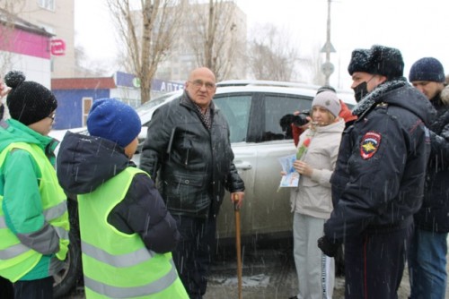 Сотрудники ГИБДД, ребята из отряда ЮИД и общественники провели в Новотроицке ежегодную акцию «Цветы для автоледи»