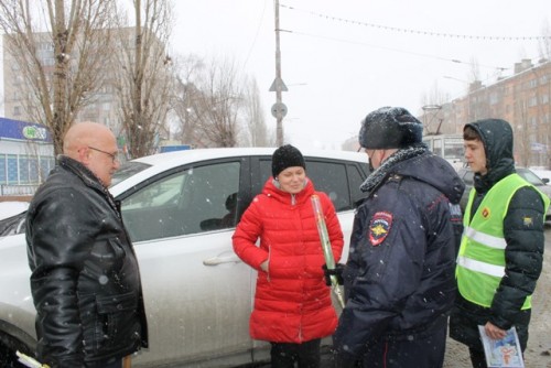 Сотрудники ГИБДД, ребята из отряда ЮИД и общественники провели в Новотроицке ежегодную акцию «Цветы для автоледи»