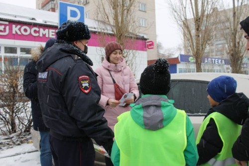 Сотрудники ГИБДД, ребята из отряда ЮИД и общественники провели в Новотроицке ежегодную акцию «Цветы для автоледи»