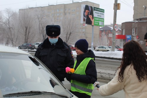 Акция «Цветы для автоледи» в Орске