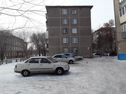 В Новотроицке сотрудники ГИБДД устанавливают водителя, совершившего дорожно-транспортное происшествие и скрывшегося с места аварии