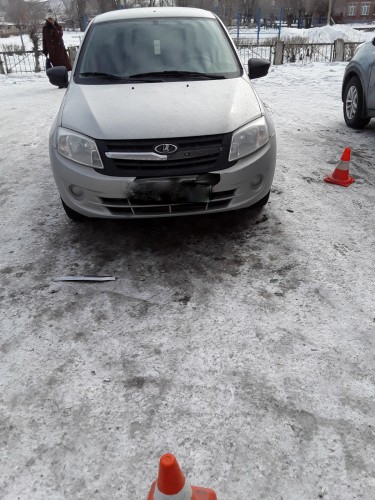 В Новотроицке сотрудники ГИБДД устанавливают водителя, совершившего дорожно-транспортное происшествие и скрывшегося с места аварии