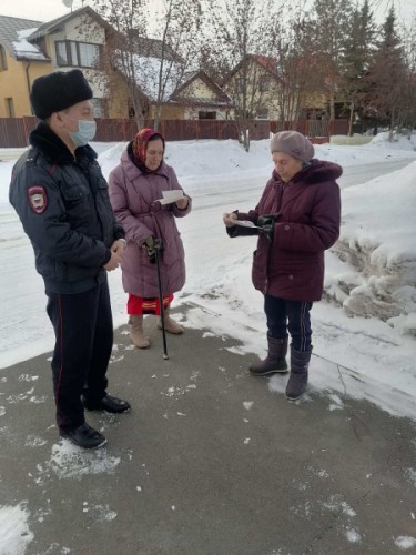 В рамках акции «День профилактики дистанционных хищений» участковые уполномоченные МУ МВД России «Оренбургское» проводят беседы с гражданами