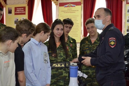 В Оренбурге полицейские провели экскурсию для учащихся в полку патрульно-постовой службы полиции