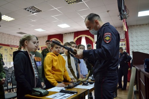 В Оренбурге полицейские провели экскурсию для учащихся в полку патрульно-постовой службы полиции