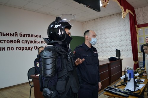 В Оренбурге полицейские провели экскурсию для учащихся в полку патрульно-постовой службы полиции