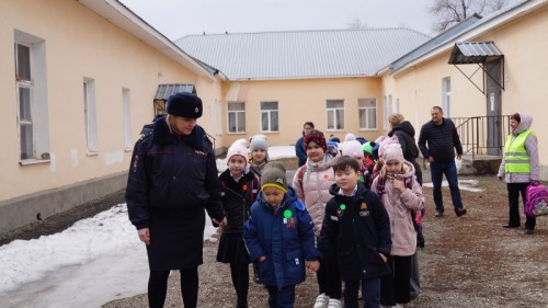 В Оренбургской области сотрудники ГИБДД совместно с родительским патрулем проверили, как школьники соблюдают Правила дорожного движения