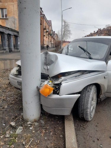 Сотрудники ГИБДД устанавливают обстоятельства дорожно-транспортного происшествия в Новотроицке