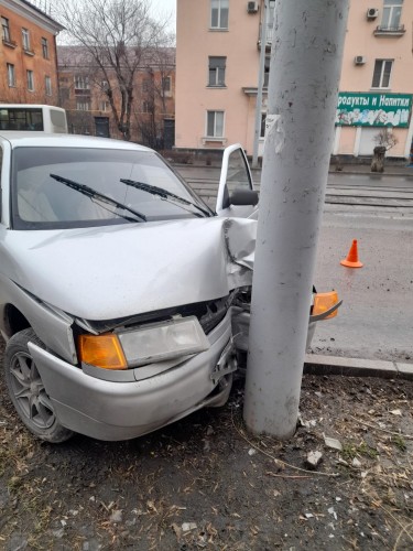 Сотрудники ГИБДД устанавливают обстоятельства дорожно-транспортного происшествия в Новотроицке