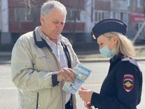 Сотрудники ГИБДД Оренбурга проводят с водителями профилактические беседы в рамках кампании "Автокресло-детям!"