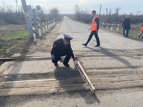 Сотрудники ГИБДД Оренбурга участвуют в проверке железнодорожных переездов