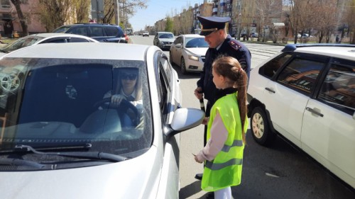 В Новотроицке юные помощники Госавтоинспекции вышли на улицы города с плакатами, призывающими водителей сбавить скорость