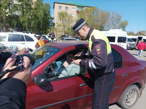 Сотрудники Госавтоинспекции Бузулука, в преддверии Великого праздника Победы, провели акцию 