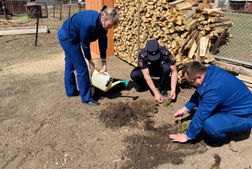 Полицейские Кваркенского района совместно с сотрудниками прокуратуры ​ поздравили ветерана с праздником Великой Победы