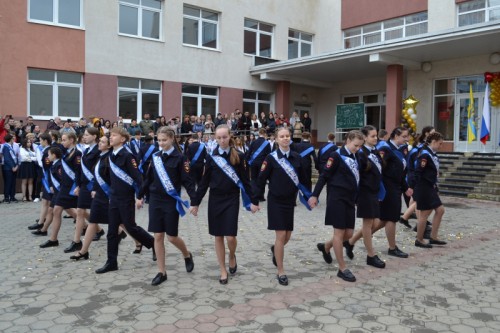 В Оренбурге сотрудник полиции приняла участие в торжественной линейке по случаю последнего звонка для выпускного полицейского класса