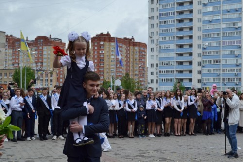 В Оренбурге сотрудник полиции приняла участие в торжественной линейке по случаю последнего звонка для выпускного полицейского класса