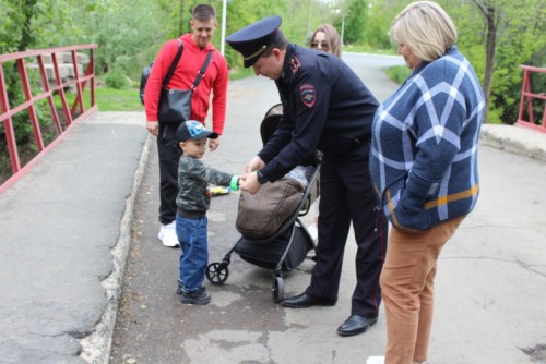 В Орске посетителям парка «Строитель» разъяснили о пользе использования световозвращающих элементов