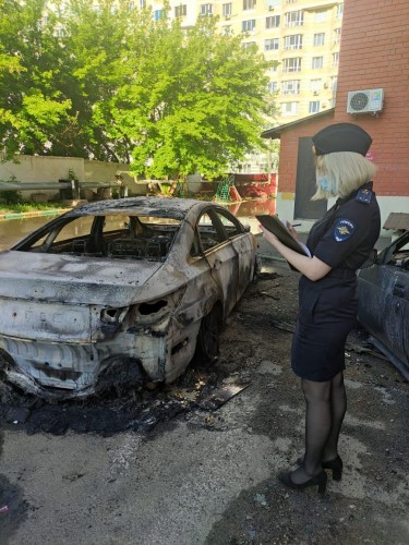 В Оренбурге сотрудники полиции устанавливают личность неизвестного, совершившего поджог автомобиля