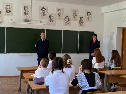 Сотрудники полиции Гайского округа проводят работу в рамках Дня правовой помощи детям