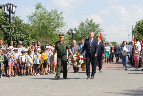 В Новотроицке полицейские и члены Общественного совета приняли участие в церемонии возложения цветов к Вечному огню у монумента «Вечно живым»