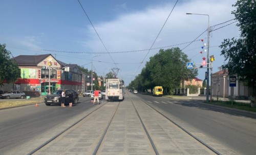 В Новотроицке сотрудники ГИБДД работают на месте дорожно-транспортного происшествия, в котором пострадал пешеход