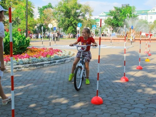 Во время летних каникул Оренбургские автоинспекторы и педагоги обучают детей ПДД с помощью комплекса «Лаборатория безопасности»