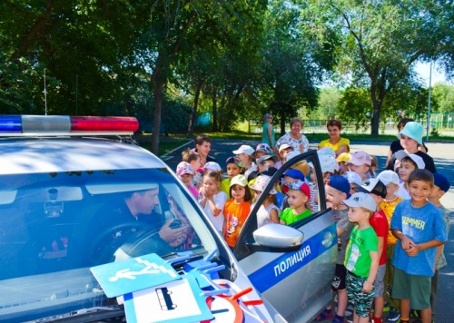 В парке им.Перовского сотрудники Оренбургской Госавтоинспекции организовали для детей работу площадки по ПДД