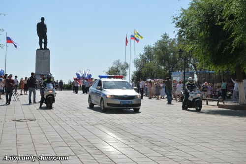 Сотрудники ГИБДД Оренбурга принимают участие в мероприятиях по случаю празднования Дня государственного флага