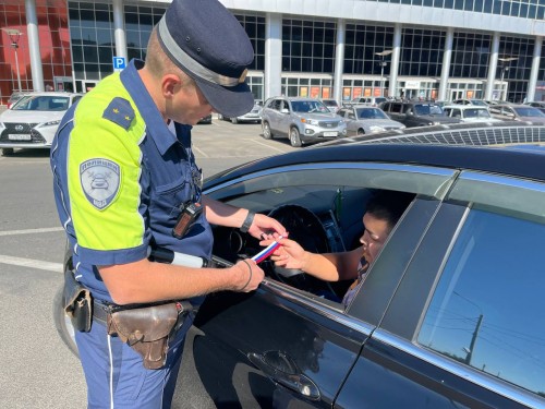 Оренбургские автоинспекторы поздравили участников дорожного движения с Днем Государственного флага Российской Федерации