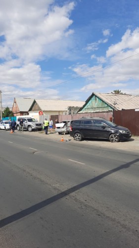 Сотрудники ГИБДД Орска выясняют обстоятельства дорожно-транспортного происшествия с участием четырех автомобилей