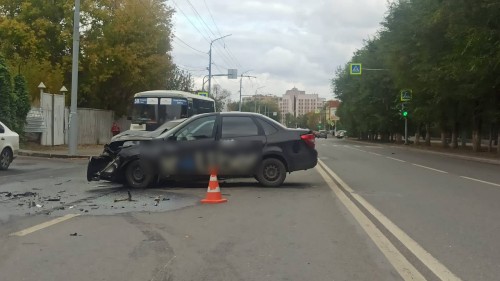 В Оренбурге столкнулись два автомобиля, есть пострадавшие