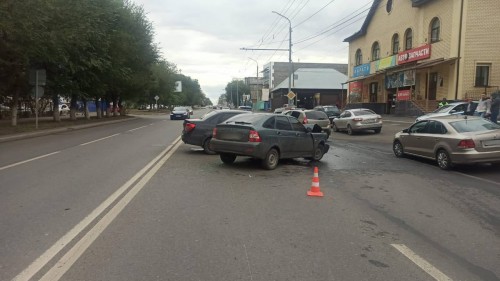 В Оренбурге столкнулись два автомобиля, есть пострадавшие