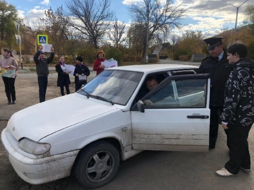 В Новотроицке ребята из подшефной школы-интерната вместе с сотрудником ГИБДД написали обращения к водителям и призвали их соблюдать ПДД