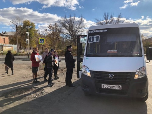 В Новотроицке ребята из подшефной школы-интерната вместе с сотрудником ГИБДД написали обращения к водителям и призвали их соблюдать ПДД