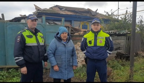 В Оренбургской области инспекторы ДПС ОГИБДД Межмуниципального отдела МВД России «Абдулинский» спасли из горящего дома 86-летней жительнице города