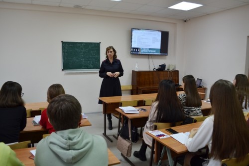 В Оренбурге сотрудник полиции встретилась со студентами и преподавательским составом экономико-юридического колледжа