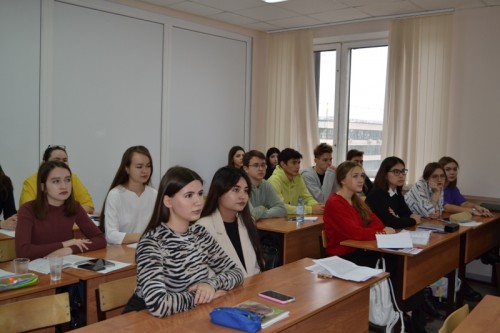 В Оренбурге сотрудник полиции встретилась со студентами и преподавательским составом экономико-юридического колледжа