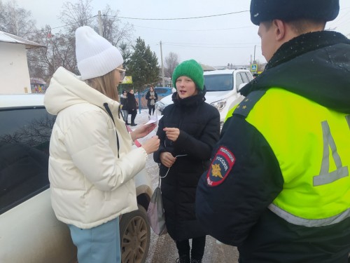 Школьники Бугуруслана раздали водителям бумажных журавлей в День памяти жертв ДТП